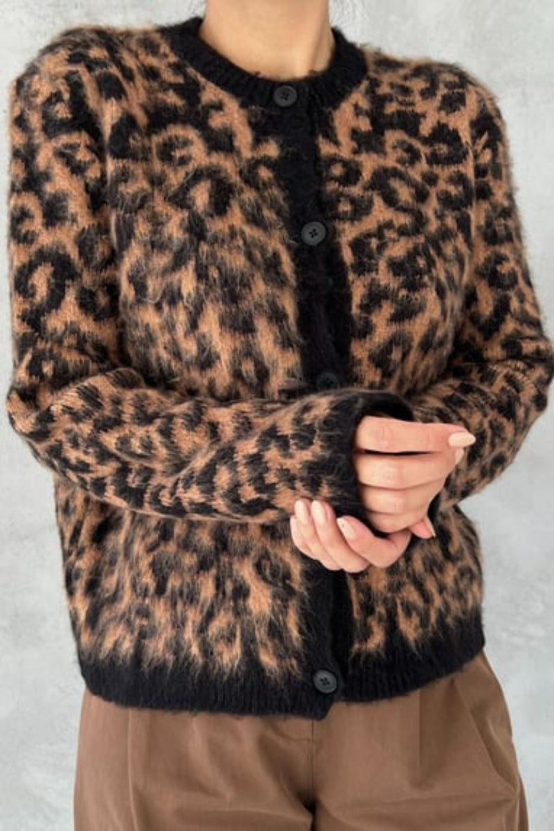 Garda™ | LEOPARDSTRIKKET CARDIGAN MED FRYNSEKANT